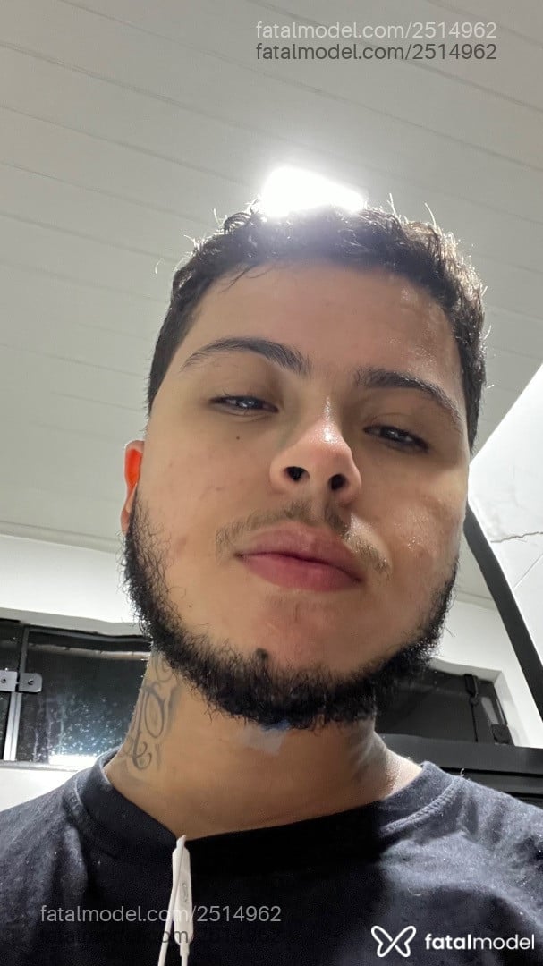 Acompanhante homem trans com cabelo castanho de olhos pretos em São Paulo - Gabriel