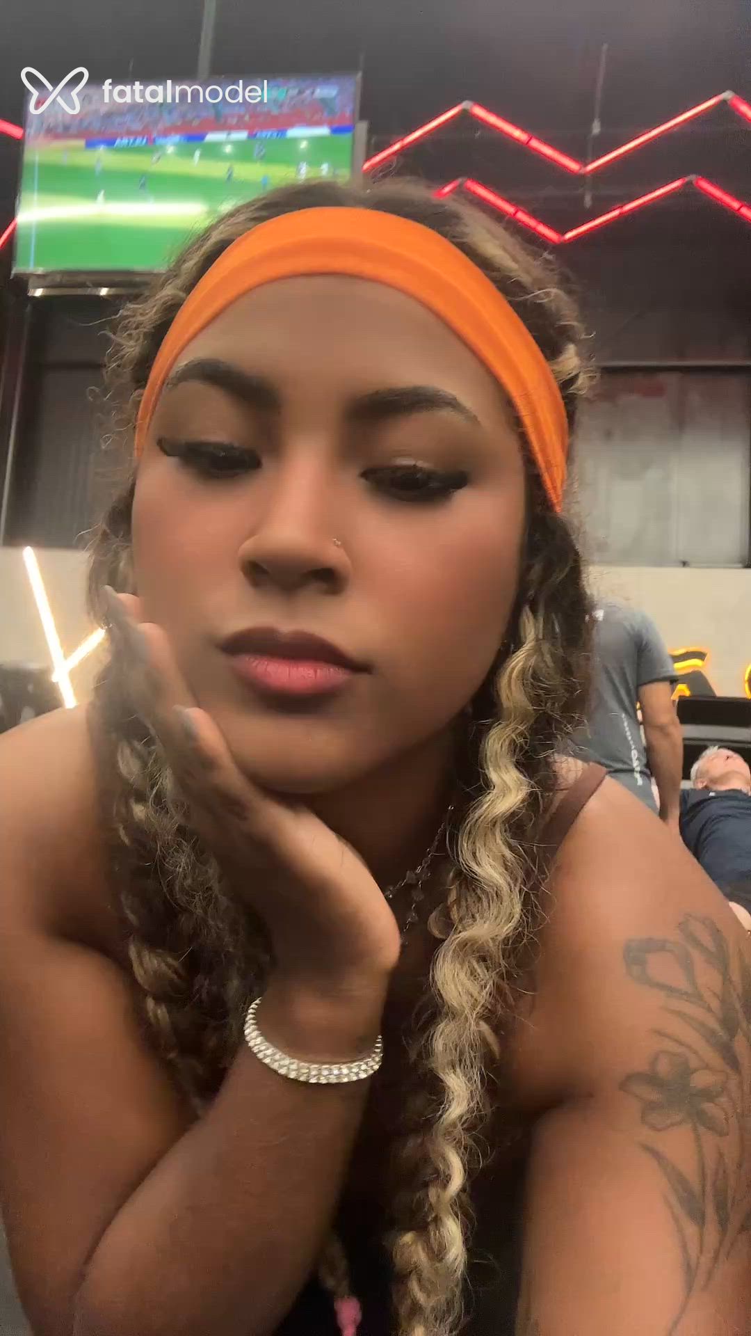 Acompanhante mulher com cabelo castanho de olhos cinza - Duds Acompanhante mulher com cabelo castanho de olhos cinza - Duds