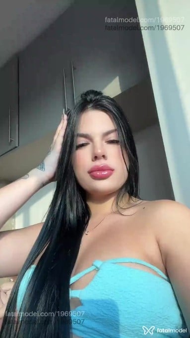 Acompanhante mulher com cabelo castanho de olhos verdes em São Paulo - Maitê Dias