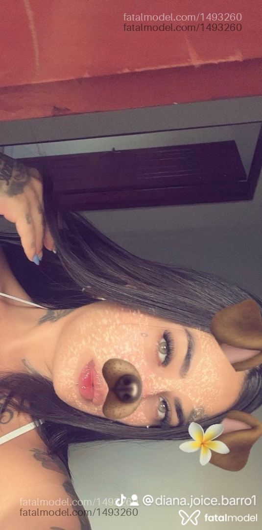 Acompanhante mulher com cabelo castanho de olhos verdes em Leme - Lary Oliveira