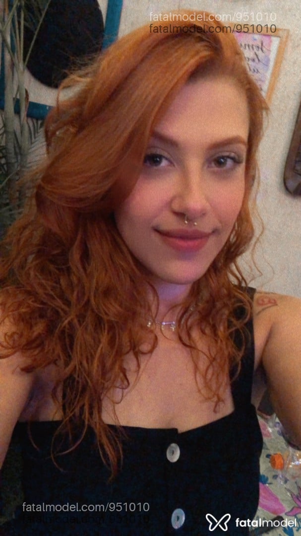 Acompanhante mulher com cabelo castanho de olhos verdes - Carol Dorce