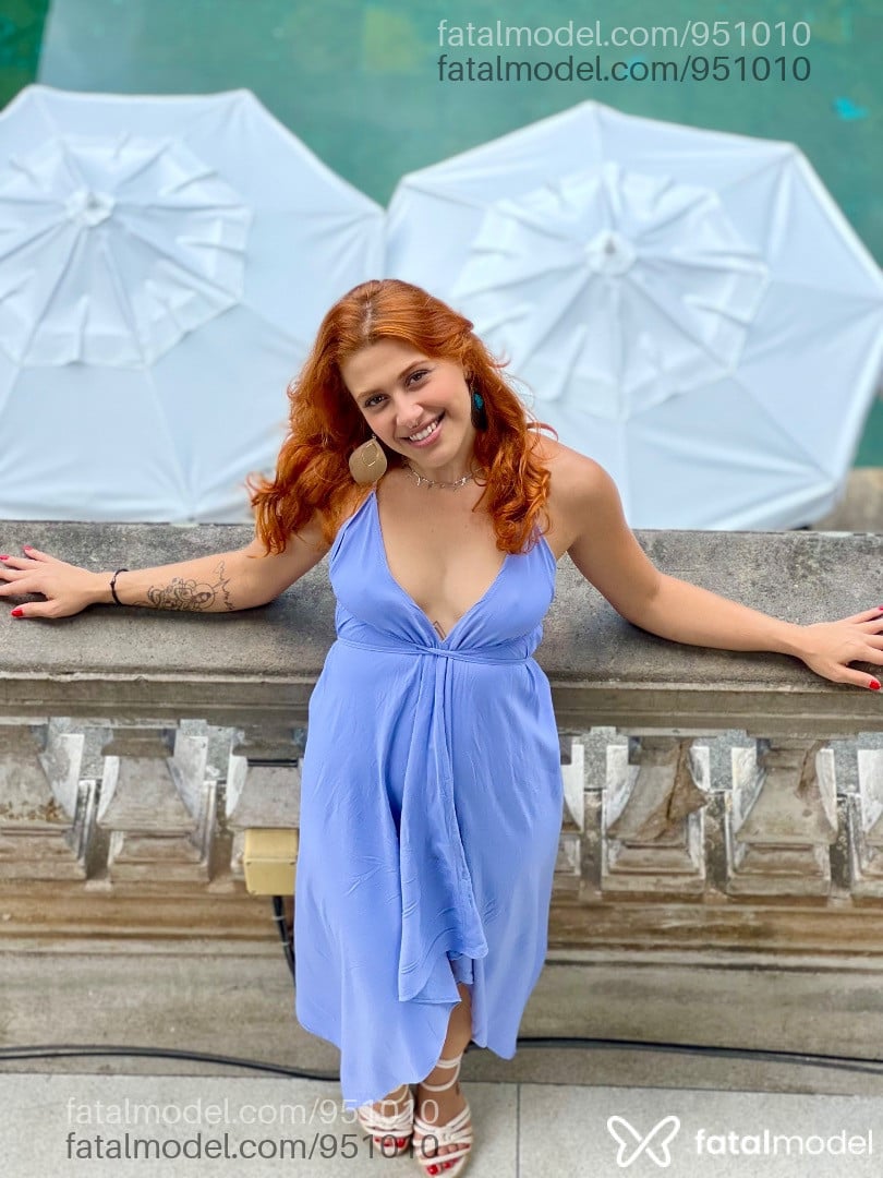 Acompanhante mulher com cabelo castanho de olhos verdes - Carol Dorce