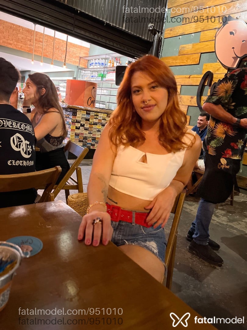 Acompanhante mulher com cabelo castanho de olhos verdes - Carol Dorce
