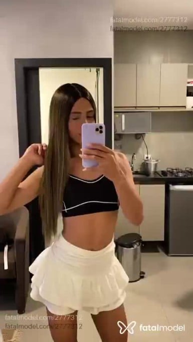 Acompanhante mulher trans com cabelo castanho de olhos verdes em Goiânia - Letícia Campos
