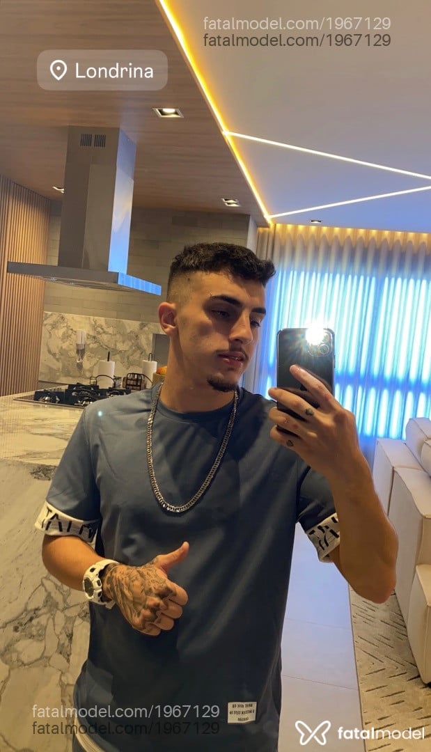 Acompanhante homem com cabelo castanho de olhos mel em Balneário Camboriú Acompanhante homem com cabelo castanho de olhos mel em Balneário Camboriú - Arthur Maximilian