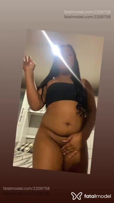 Acompanhante mulher trans com cabelo castanho de olhos pretos em Cachoeiro de Itapemirim - Tainá Alves