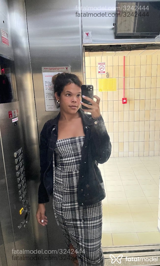 Acompanhante mulher trans com cabelo castanho de olhos pretos em Aracaju - Carol Vieira