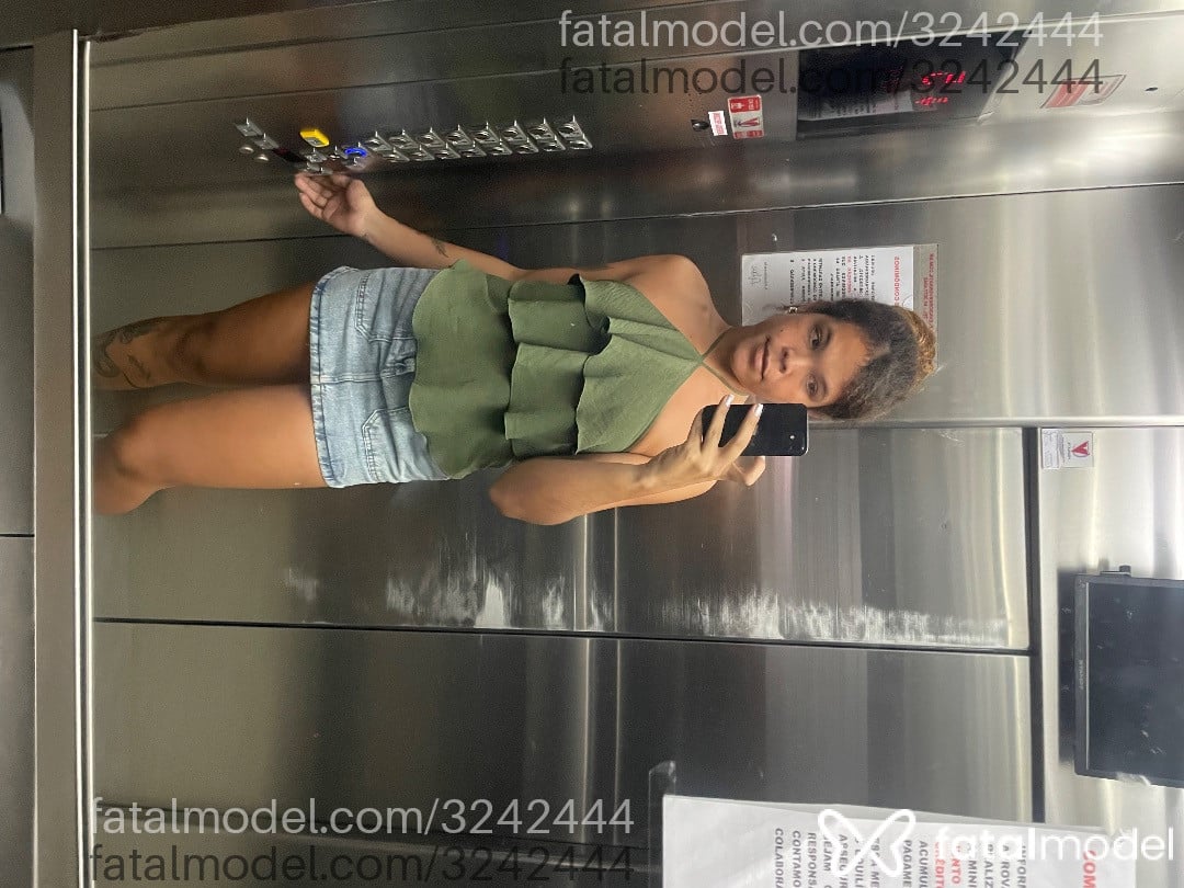 Acompanhante mulher trans com cabelo castanho de olhos pretos em Aracaju - Carol Vieira