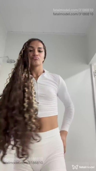 Acompanhante mulher trans com cabelo castanho de olhos pretos em Virtual - Isadorinha