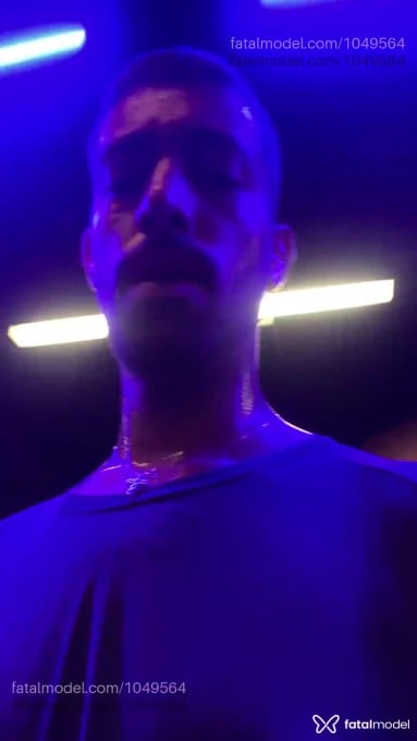 Acompanhante homem com cabelo castanho de olhos verdes em São Paulo - Arthur Alves
