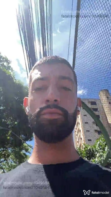 Acompanhante homem com cabelo castanho de olhos verdes em São Paulo - Arthur Alves