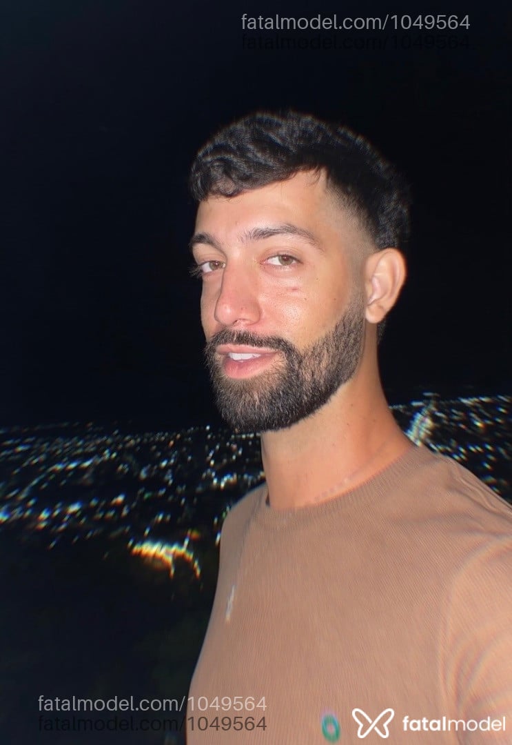Acompanhante homem com cabelo castanho de olhos verdes em São Paulo - Arthur Alves