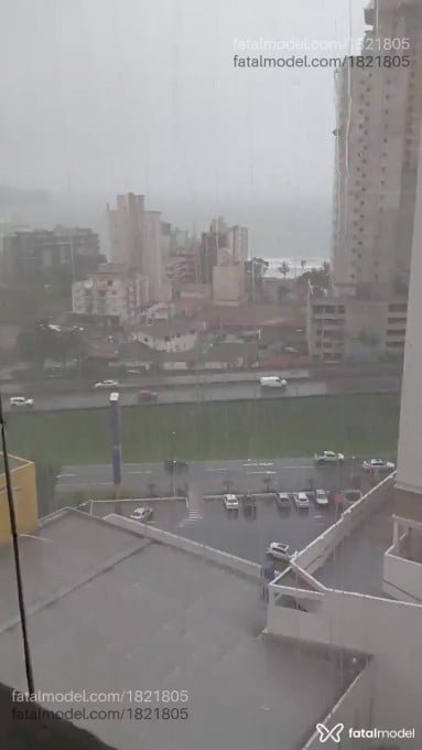 Acompanhante homem morena (o) de olhos mel - Gigante