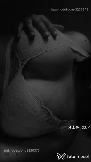 Acompanhante mulher morena (o) de olhos castanhos - Lexiezinha