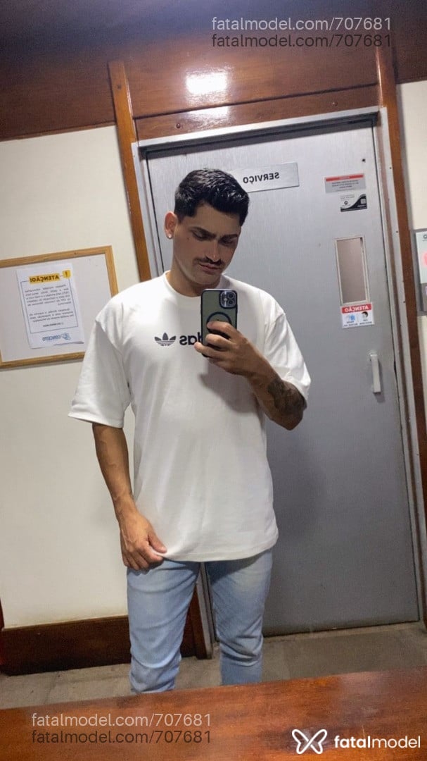Acompanhante homem com cabelo castanho de olhos mel - Fernando Acompanhante homem com cabelo castanho de olhos mel - Fernando