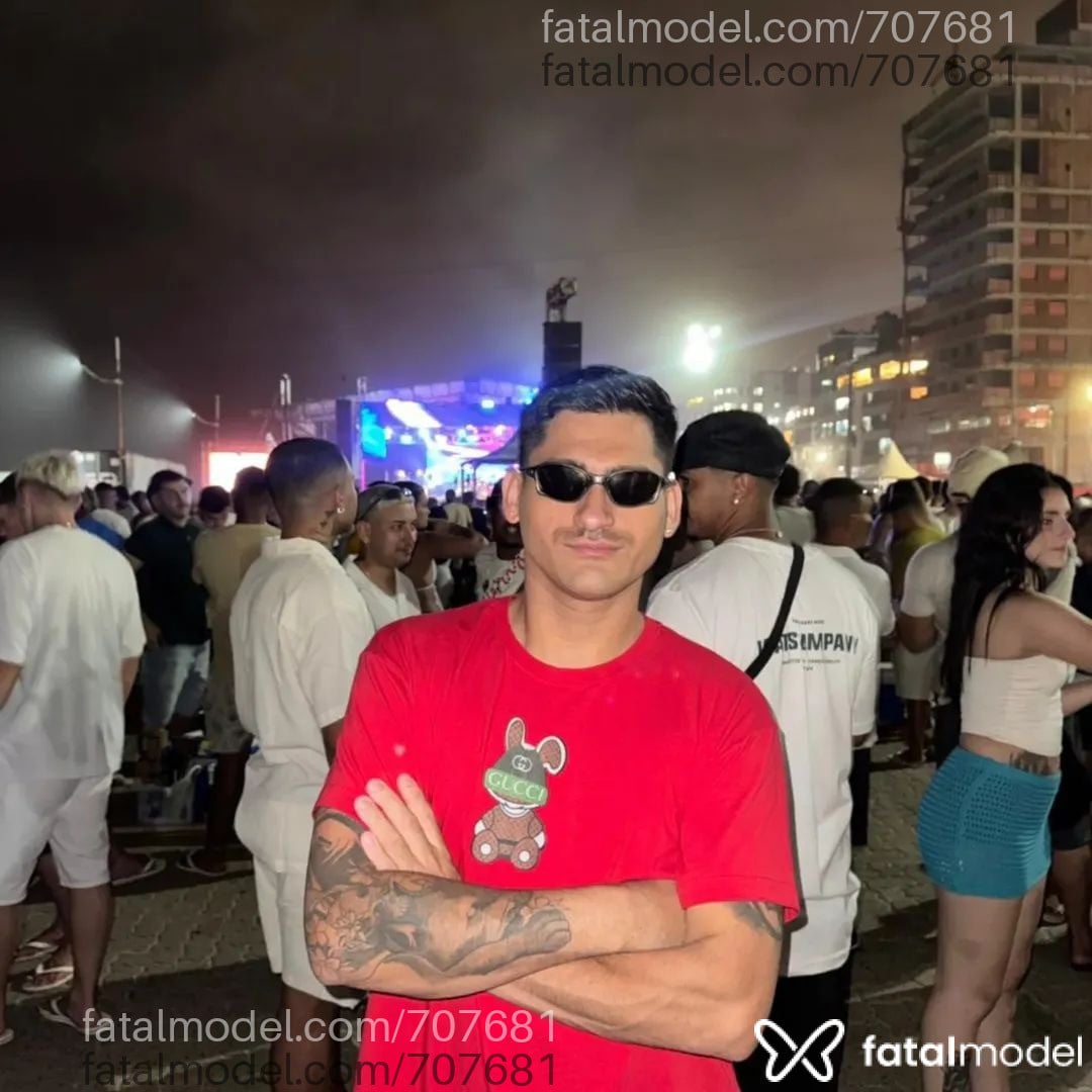 Acompanhante homem com cabelo castanho de olhos mel - Fernando Acompanhante homem com cabelo castanho de olhos mel - Fernando