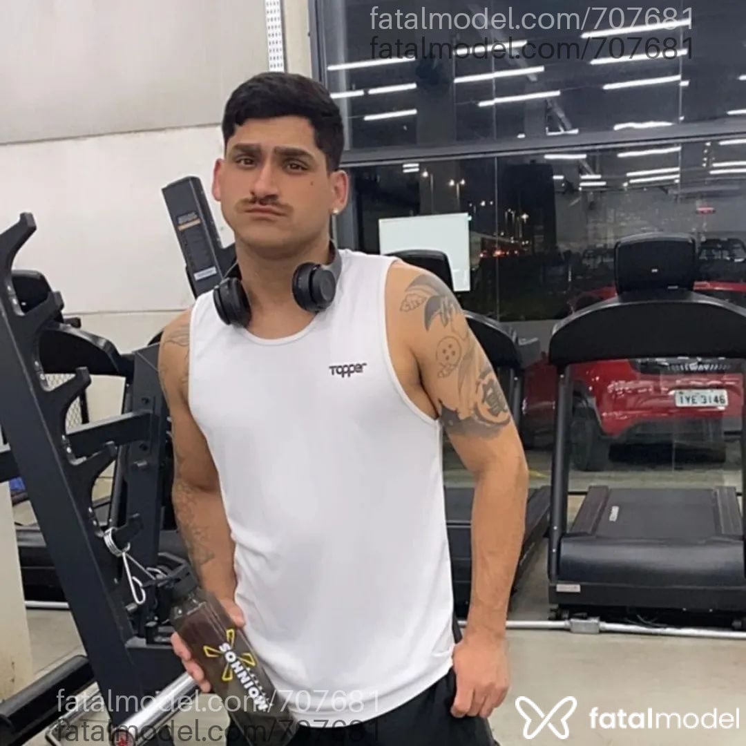 Acompanhante homem com cabelo castanho de olhos mel - Fernando Acompanhante homem com cabelo castanho de olhos mel - Fernando
