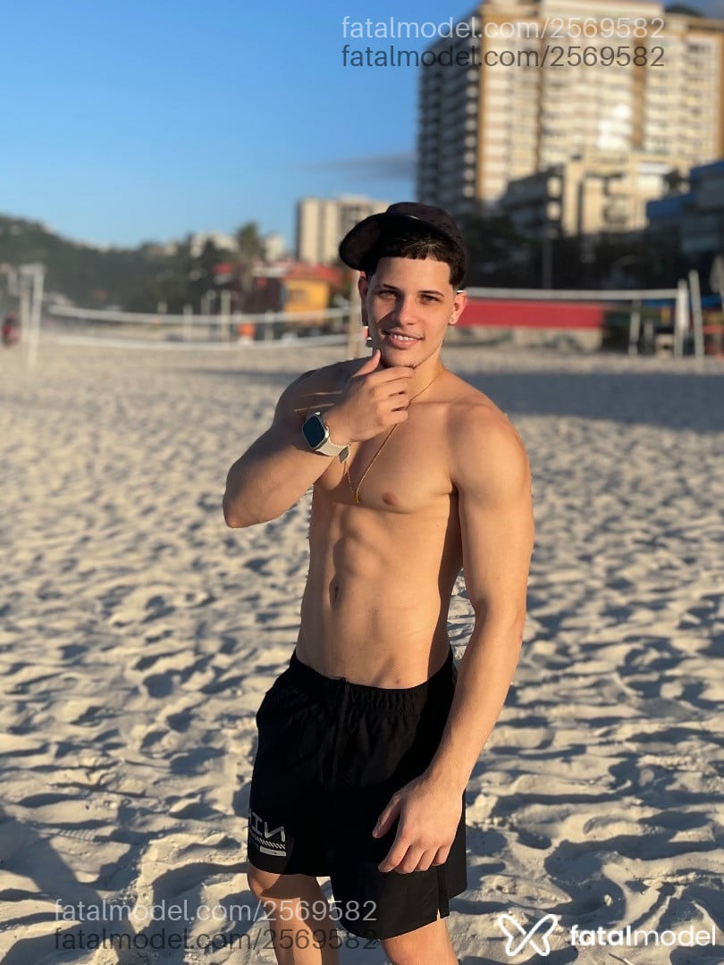 Acompanhante homem morena (o) de olhos verdes em Rio de Janeiro - Clzada