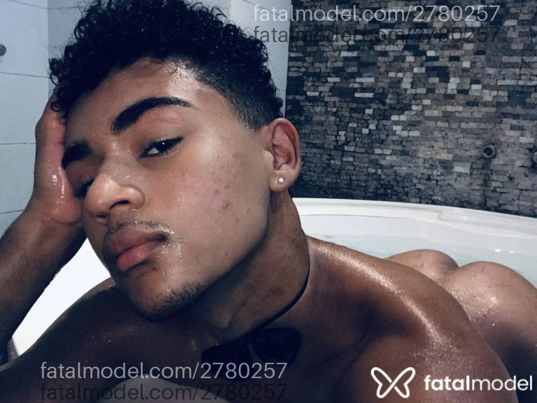 Acompanhante homem morena (o) de olhos verdes - Lannext