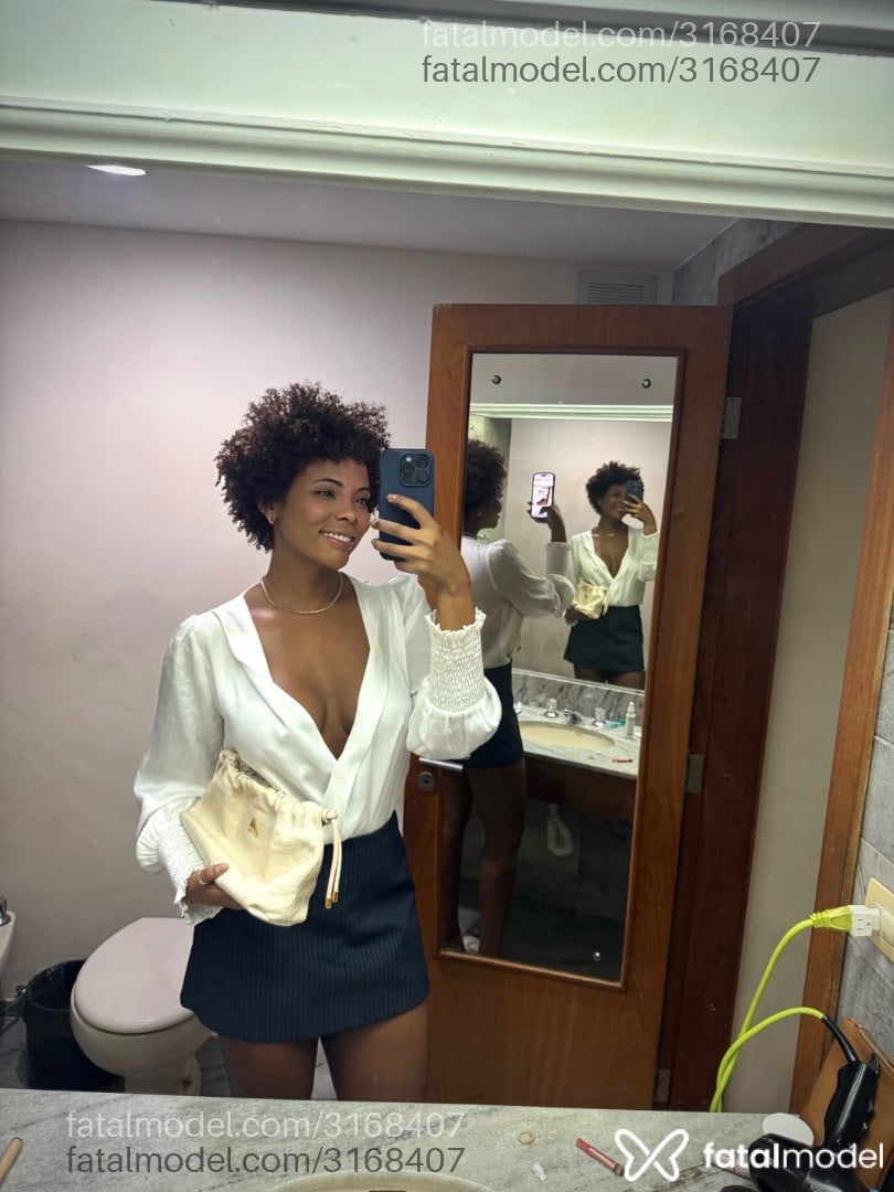 Acompanhante mulher com cabelo castanho de olhos castanhos em São Paulo Acompanhante mulher com cabelo castanho de olhos castanhos em São Paulo - Helena