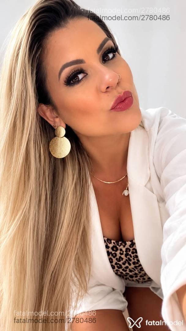 Acompanhante mulher loira (o) de olhos castanhos - Julia Medeiros
