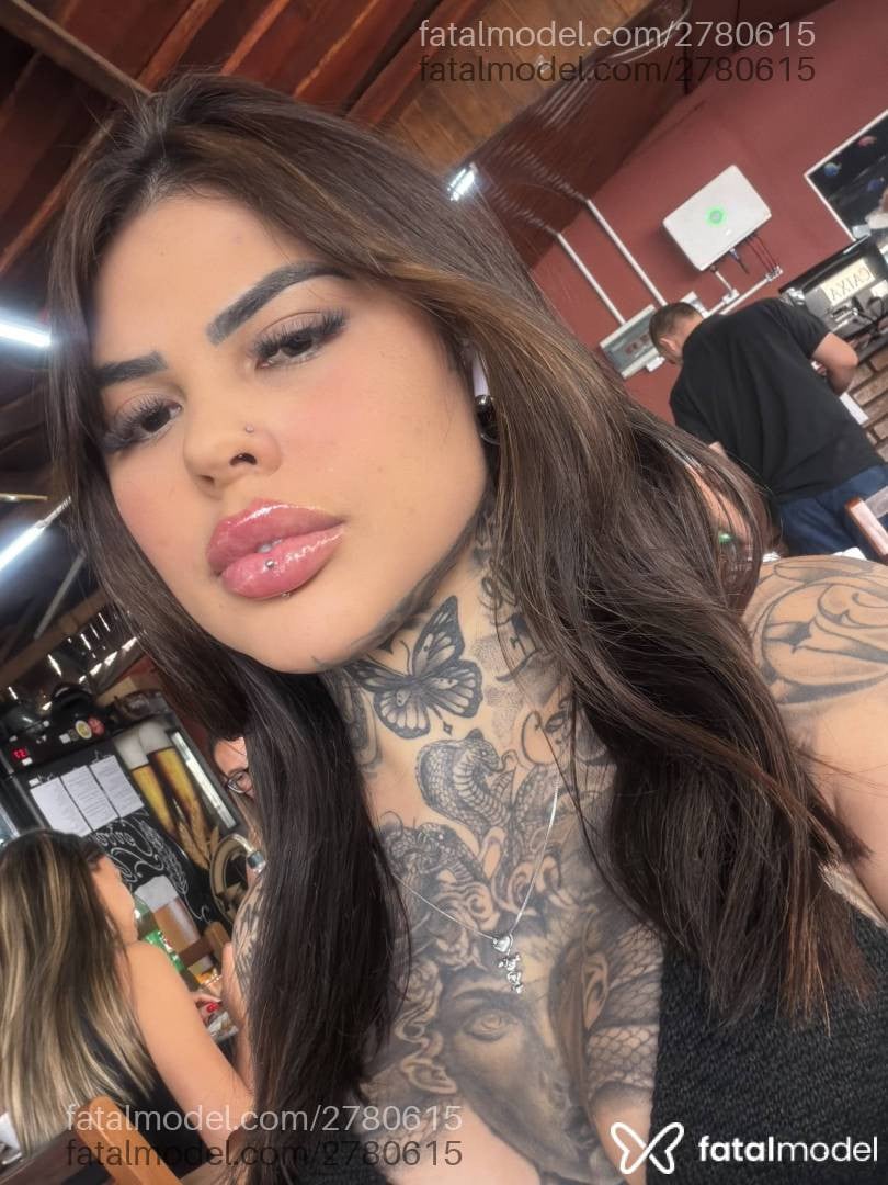 Acompanhante mulher morena (o) de olhos castanhos - Luara