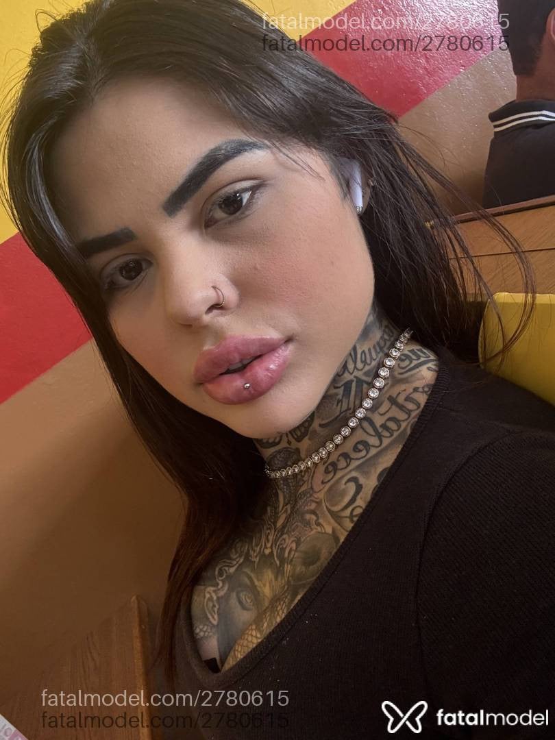Acompanhante mulher morena (o) de olhos castanhos - Luara