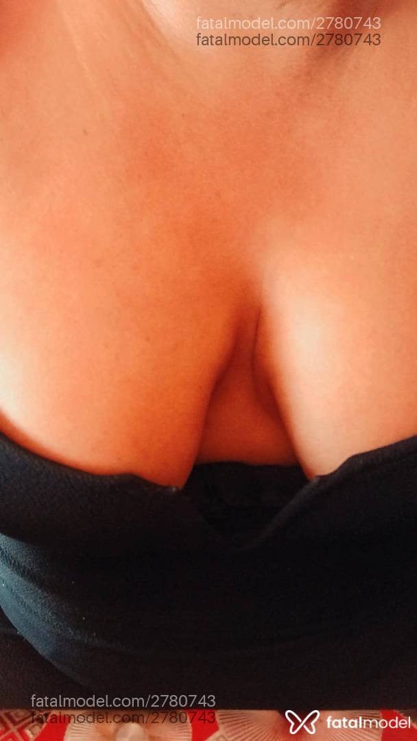 Acompanhante mulher loira (o) de olhos castanhos - Naira
