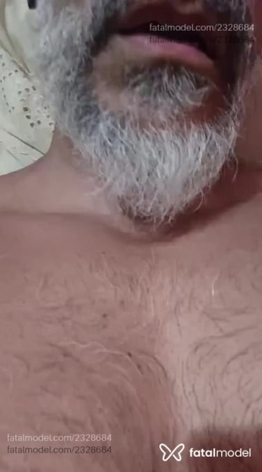 Acompanhante homem com cabelo grisalho de olhos castanhos em Virtual - Lord Zion