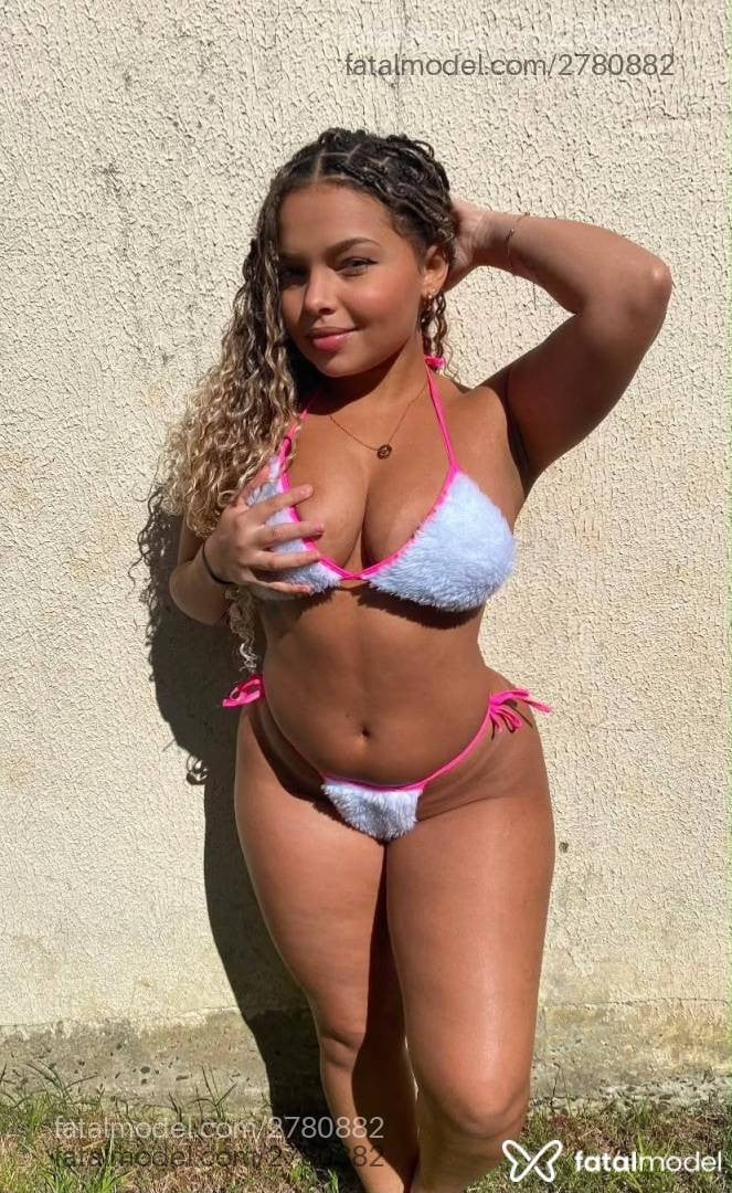 Acompanhante mulher com cabelo castanho de olhos castanhos - Vitória Silva