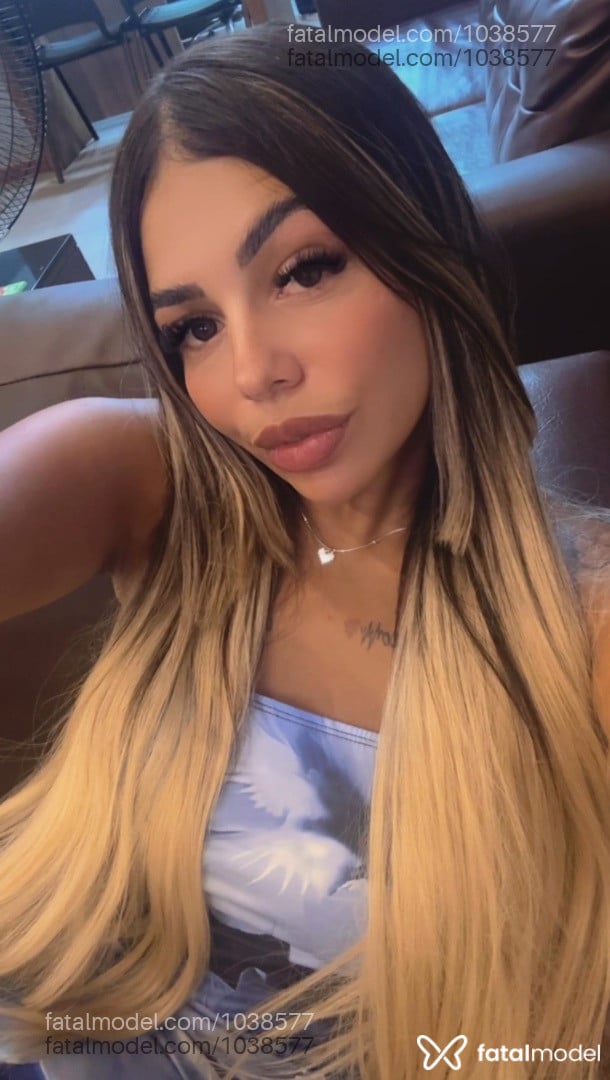 Acompanhante mulher com cabelo colorido de olhos castanhos em Santos - Alexia