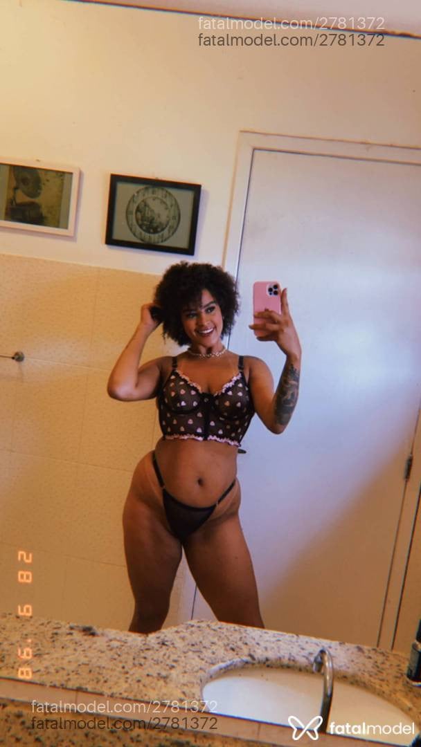 Acompanhante mulher morena (o) de olhos pretos - Dafne