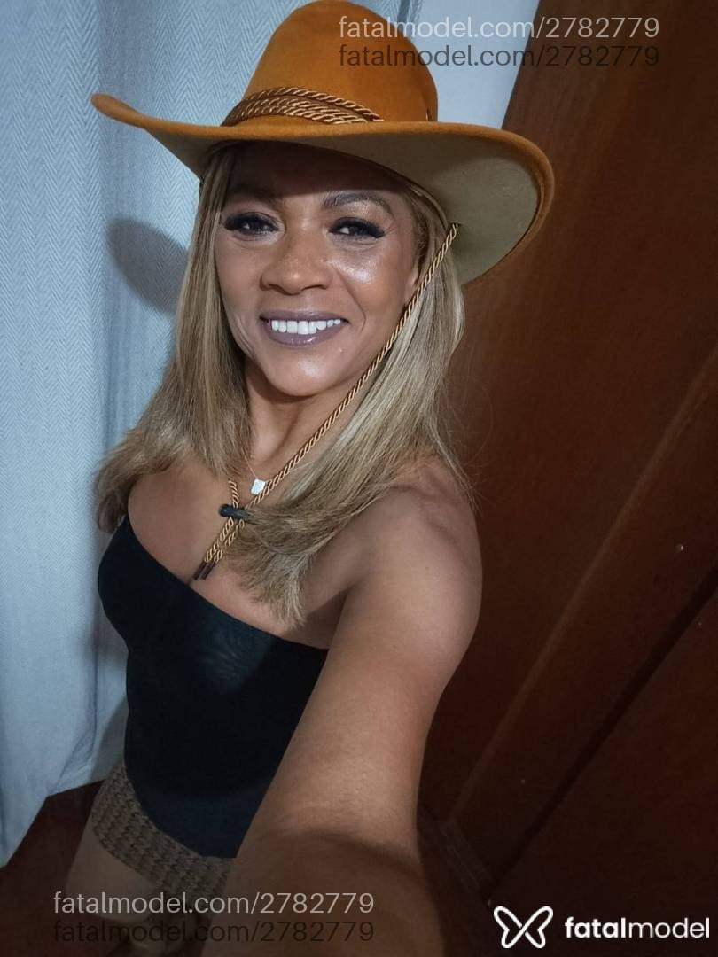 Acompanhante mulher loira (o) de olhos castanhos - Claudia Novaes