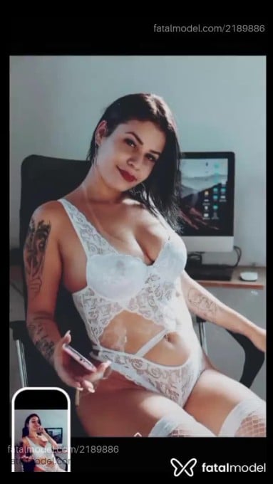 Acompanhante mulher com cabelo castanho de olhos mel - Rosa Acompanhante mulher com cabelo castanho de olhos mel - Rosa