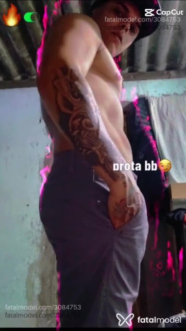 Acompanhante não-binário com cabelo castanho de olhos pretos em Guarujá - Ricardo