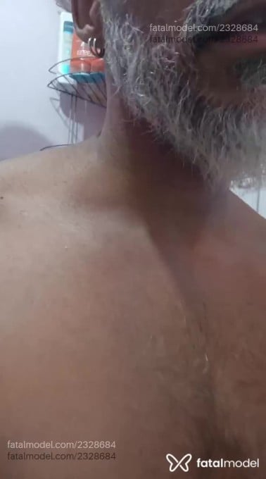 Acompanhante homem com cabelo grisalho de olhos castanhos em Virtual - Lord Zion