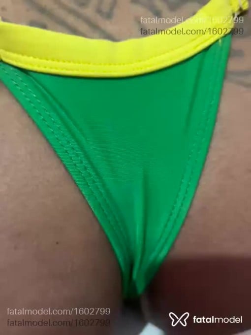 Acompanhante mulher trans com cabelo colorido de olhos castanhos em Petrópolis Acompanhante mulher trans com cabelo colorido de olhos castanhos em Petrópolis - Michella Santos