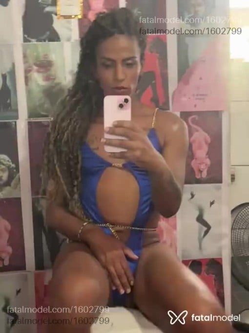 Acompanhante mulher trans com cabelo colorido de olhos castanhos em Petrópolis Acompanhante mulher trans com cabelo colorido de olhos castanhos em Petrópolis - Michella Santos