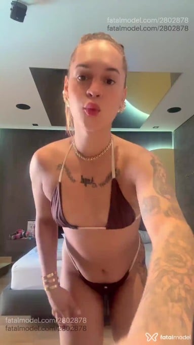 Acompanhante mulher trans loira (o) de olhos castanhos - Luísa Blond Acompanhante mulher trans loira (o) de olhos castanhos - Luísa Blond