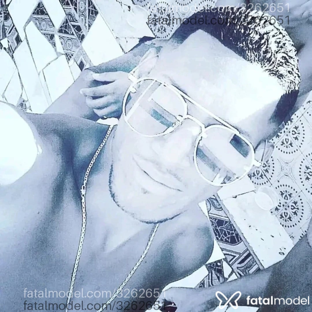 Acompanhante homem morena (o) de olhos pretos - Preto Acompanhante homem morena (o) de olhos pretos - Preto