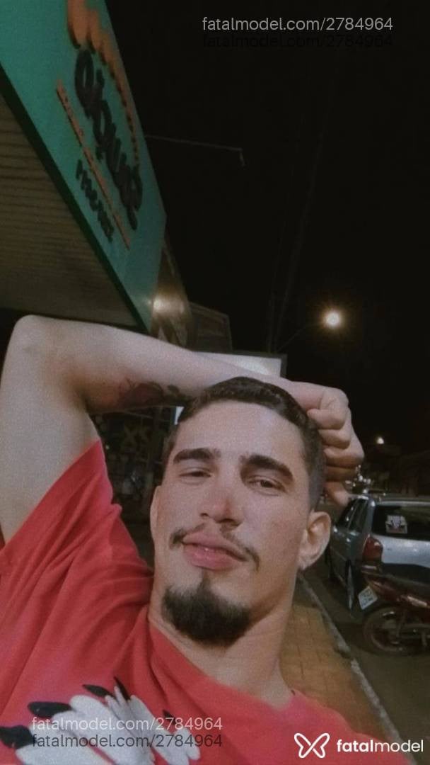 Acompanhante homem com cabelo castanho de olhos castanhos - Victor