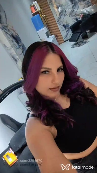 Acompanhante mulher com cabelo colorido de olhos castanhos em Camboriú - Veronica