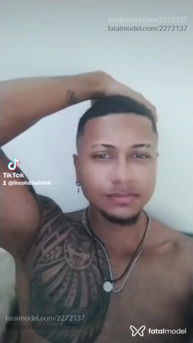 Acompanhante homem morena (o) de olhos pretos em Virtual - Lincolnblack