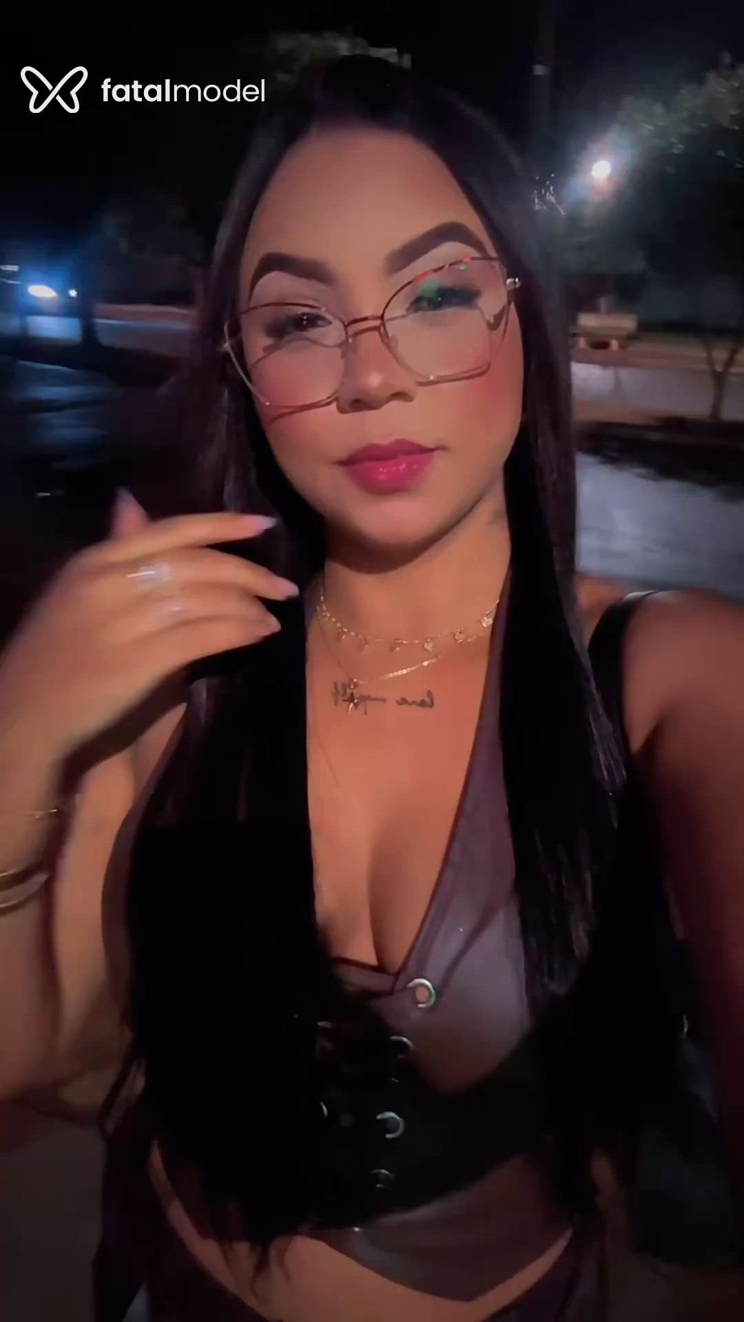 Acompanhante mulher morena (o) de olhos castanhos - Mel Acompanhante mulher morena (o) de olhos castanhos - Mel