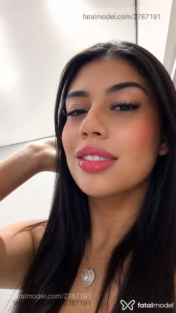 Acompanhante mulher morena (o) de olhos castanhos - Talia