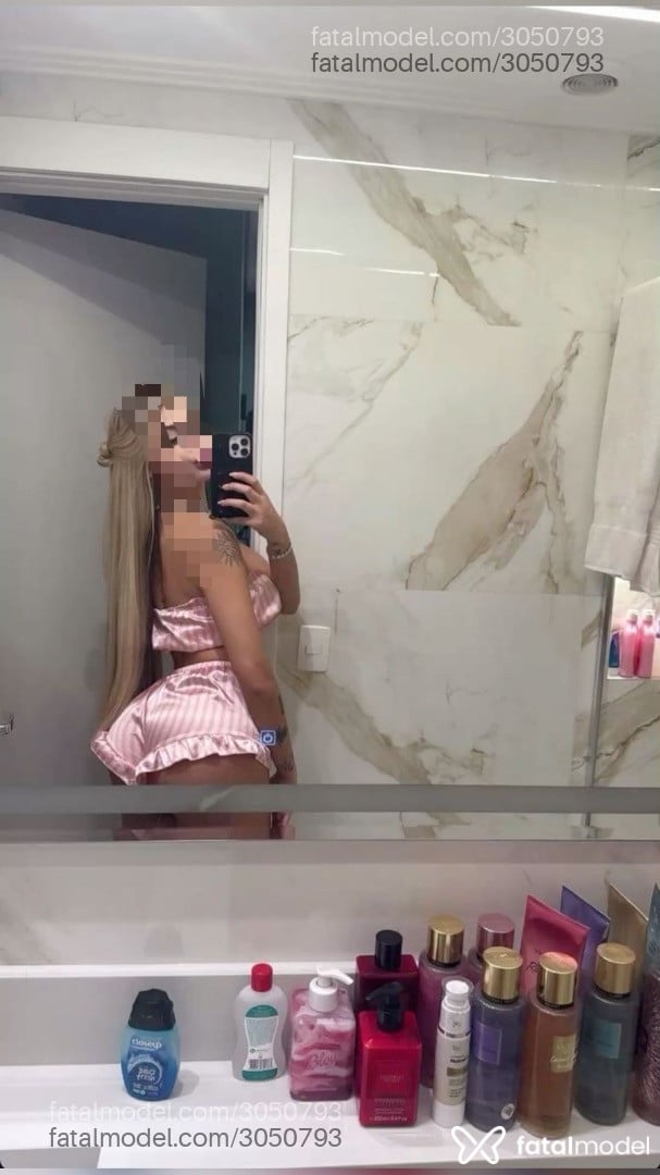 Acompanhante mulher loira (o) de olhos castanhos em Macaé - Larissa