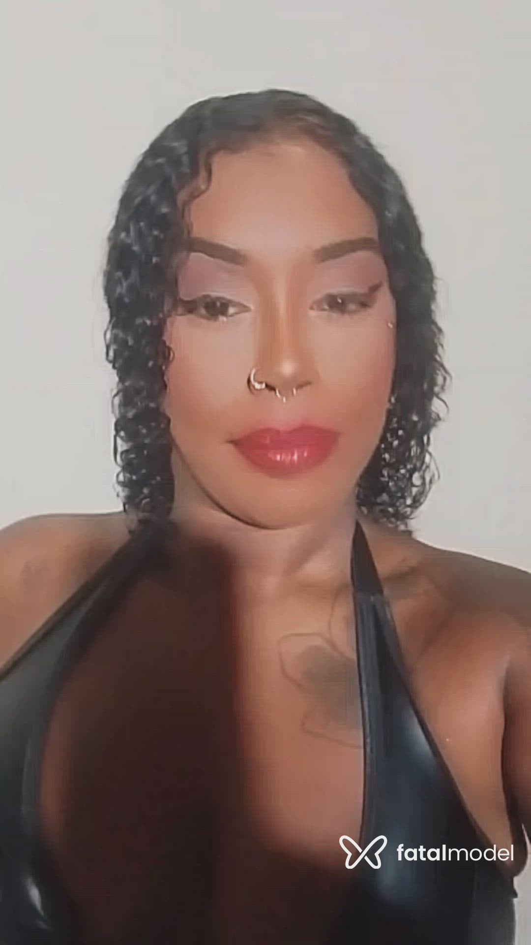 Acompanhante mulher morena (o) de olhos pretos - Isis Acompanhante mulher morena (o) de olhos pretos - Isis