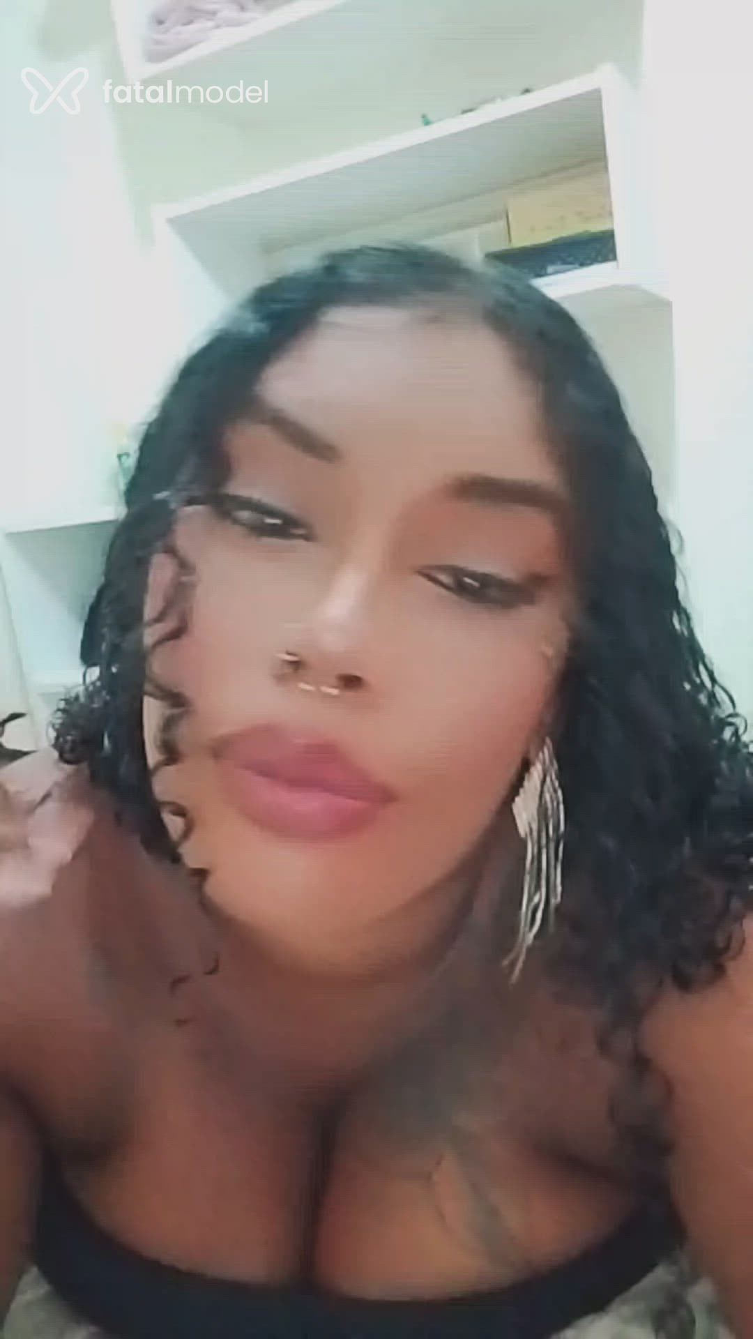 Acompanhante mulher morena (o) de olhos pretos - Isis