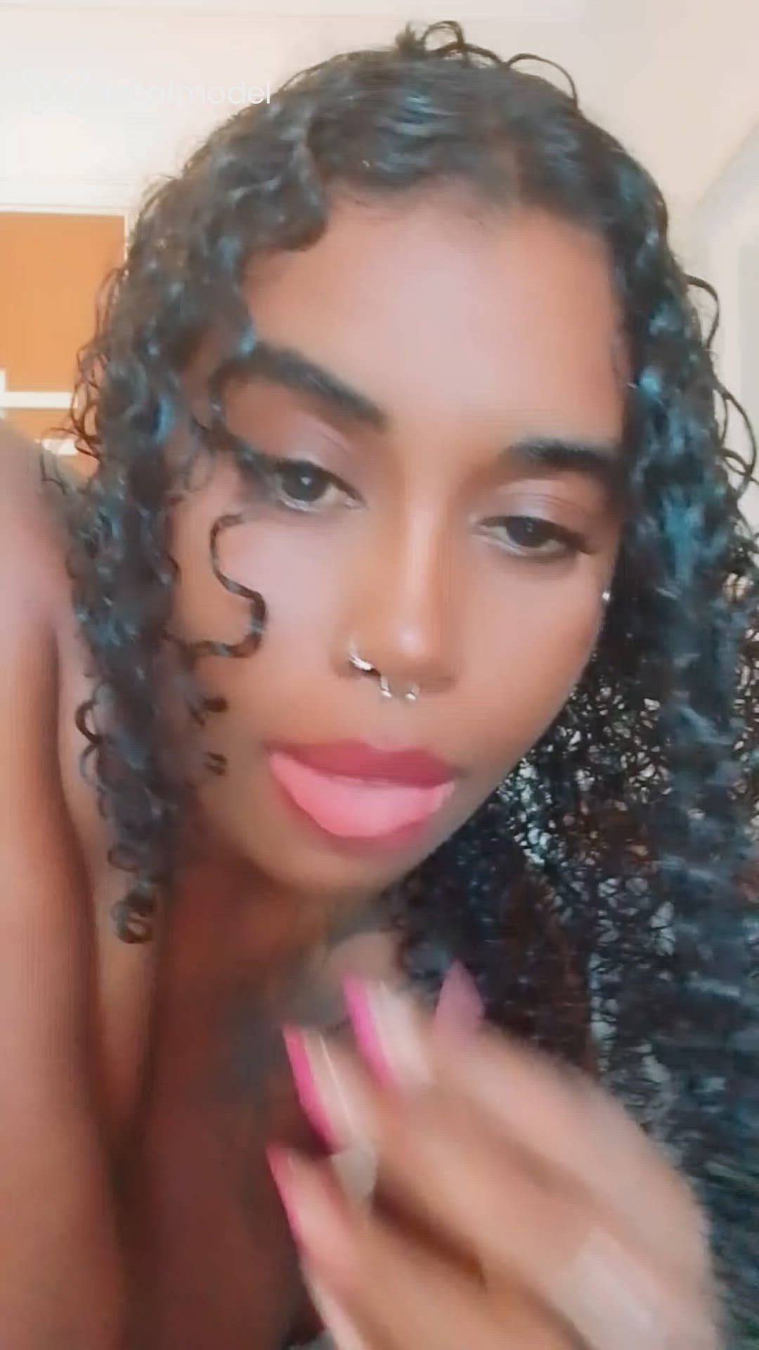 Acompanhante mulher morena (o) de olhos pretos em Ubatuba Acompanhante mulher morena (o) de olhos pretos em Ubatuba - Isis
