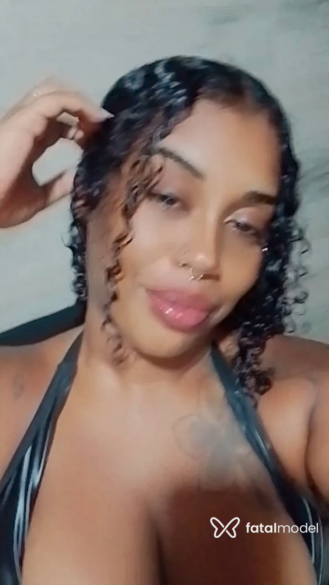 Acompanhante mulher morena (o) de olhos pretos - Isis Acompanhante mulher morena (o) de olhos pretos - Isis